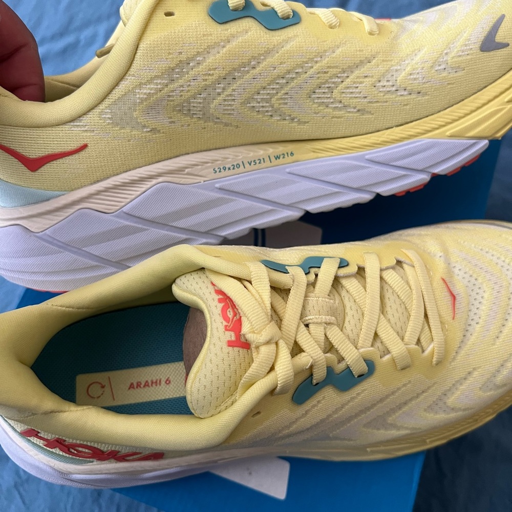 SOLD-Women’s Hoka arahi 6 - Picture 8 of 10
